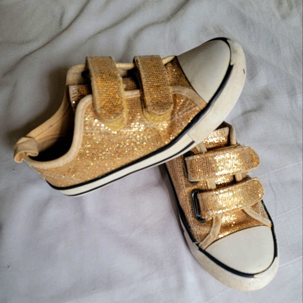 Velcro shoes